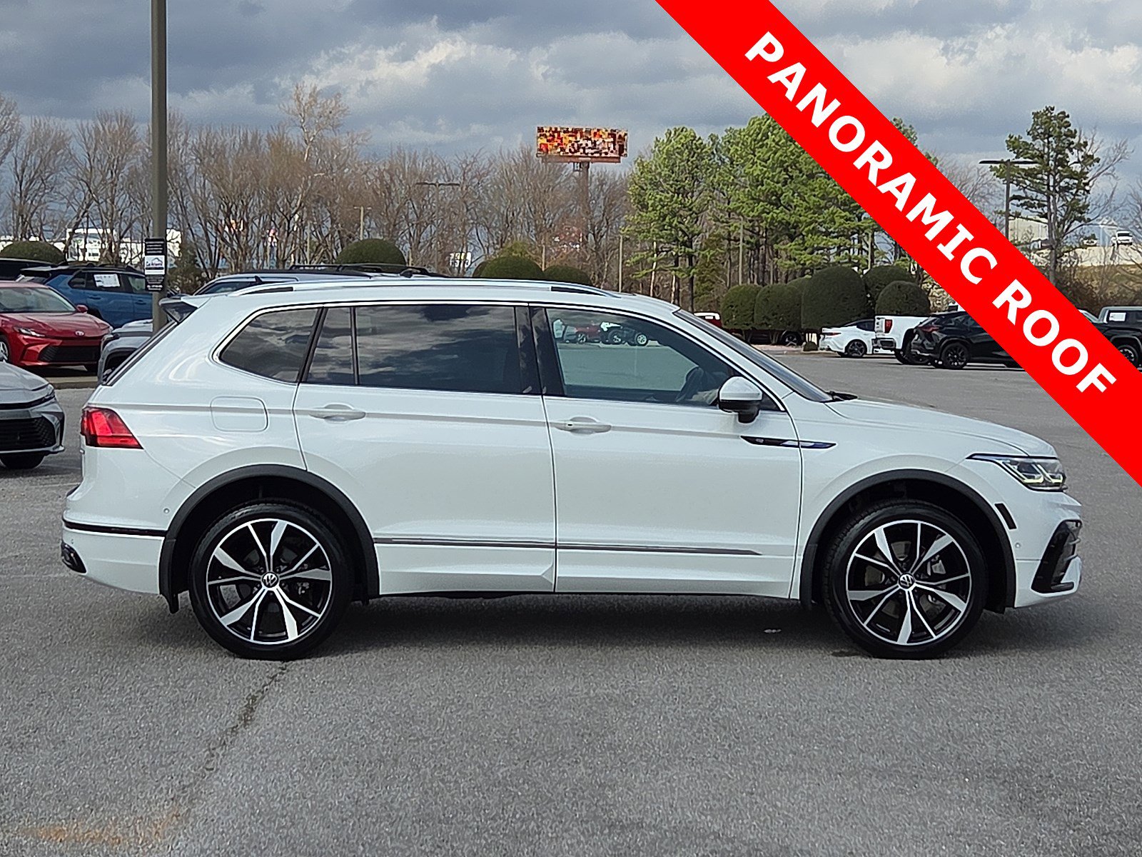 Used 2023 Volkswagen Tiguan SEL R-Line image 6