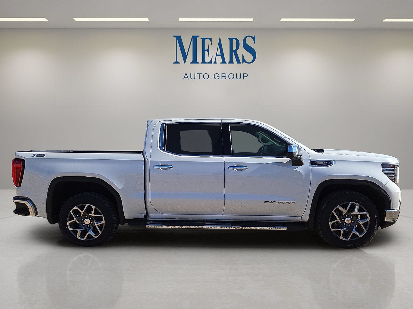 Used 2023 GMC Sierra 1500 SLT w/ SLT Premium Package AWD/4WD image 6