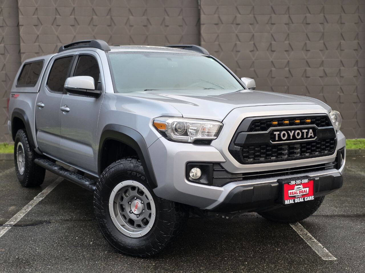 Used 2017 Toyota Tacoma TRD Off-Road image 3