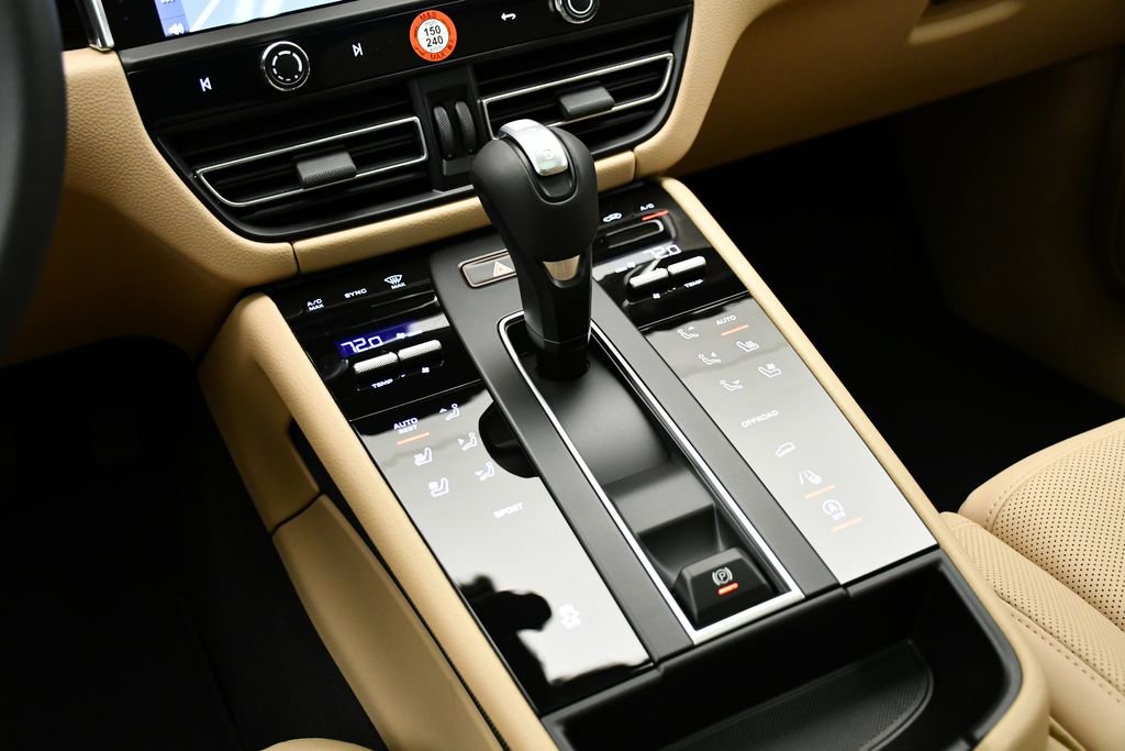 Certified 2025 Porsche Macan image 31