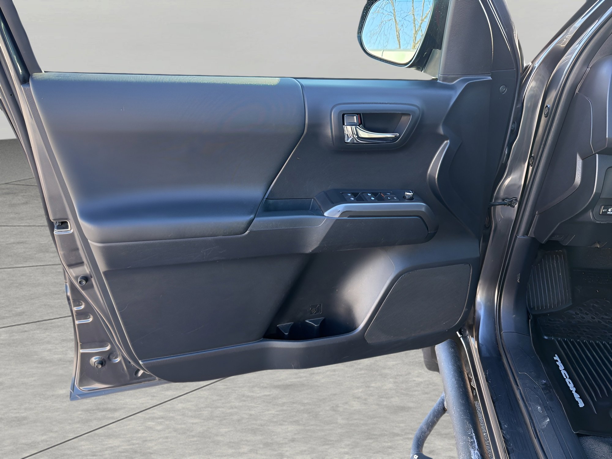 Used 2018 Toyota Tacoma TRD Sport image 27