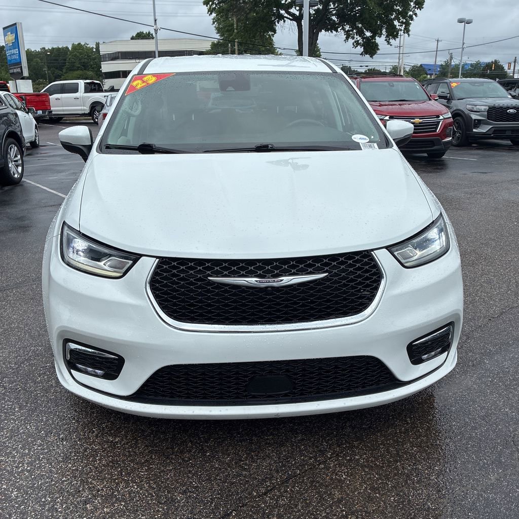 Used 2023 Chrysler Pacifica Touring-L FWD image 3