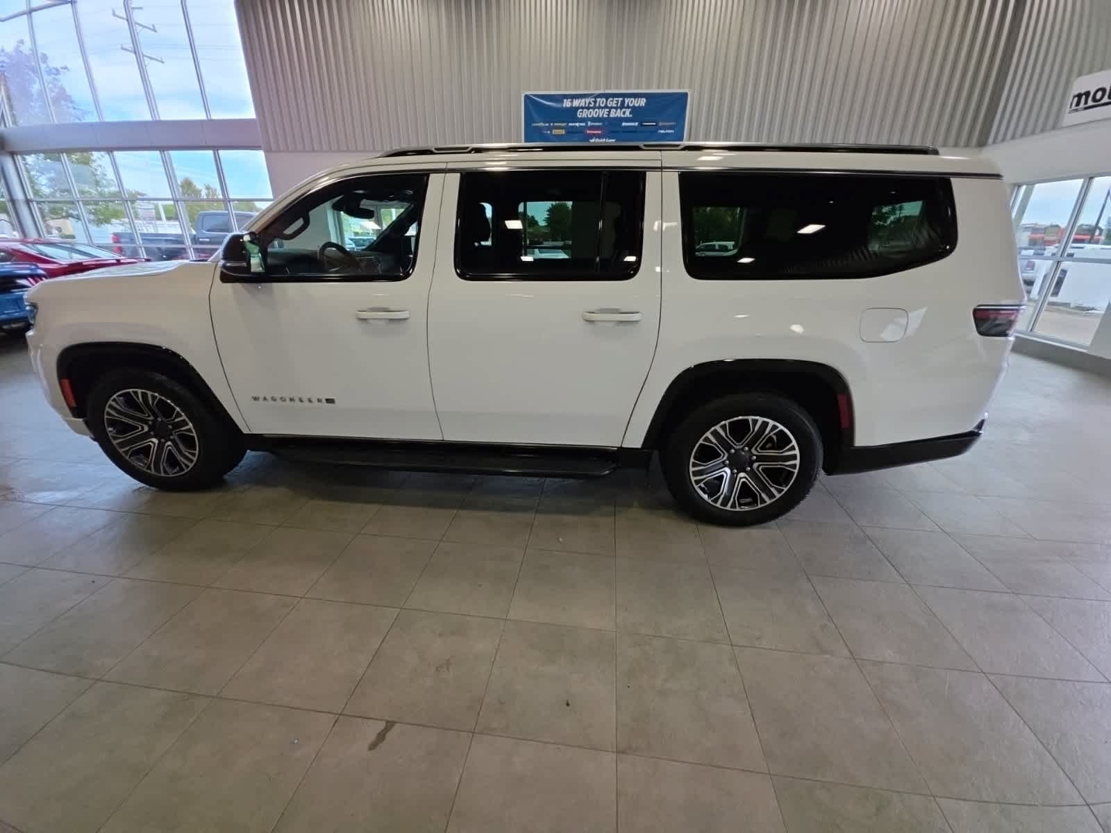 Used 2023 Jeep Wagoneer L Series II AWD/4WD image 12