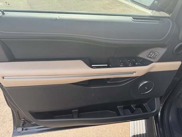 Used 2024 Ford Expedition Limited image 4