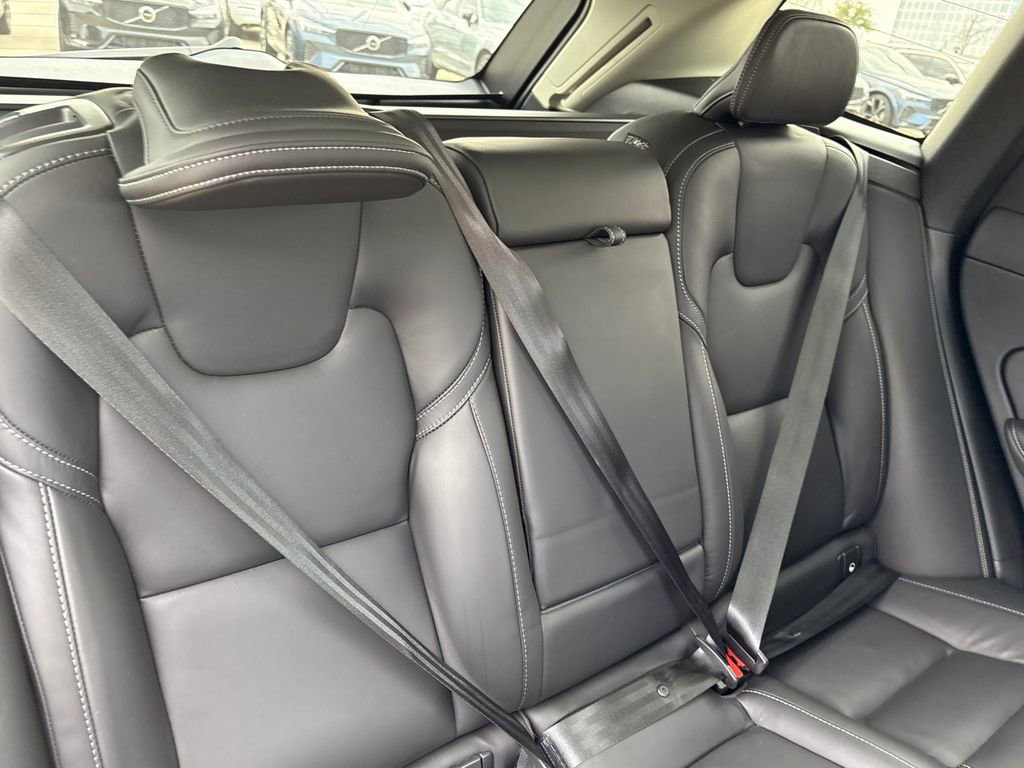 Used 2023 Volvo XC60 B5 Ultimate w/ Climate Package image 34