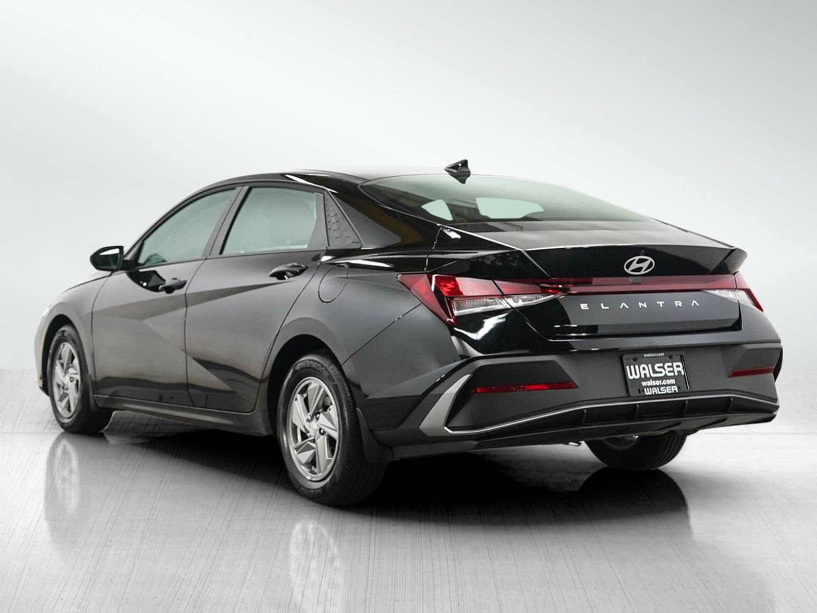 Used 2026 Hyundai Elantra SE FWD image 3