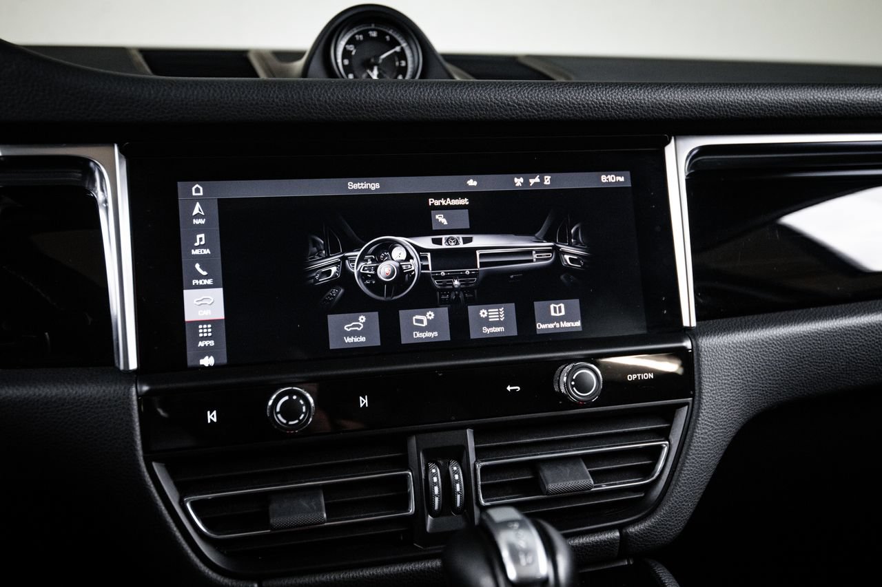 Certified 2023 Porsche Macan AWD/4WD image 18