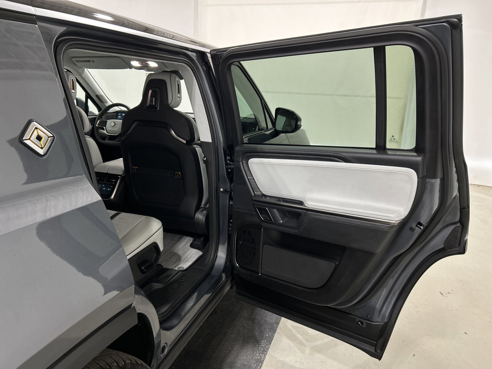 Used 2024 Rivian R1S Adventure AWD/4WD image 19