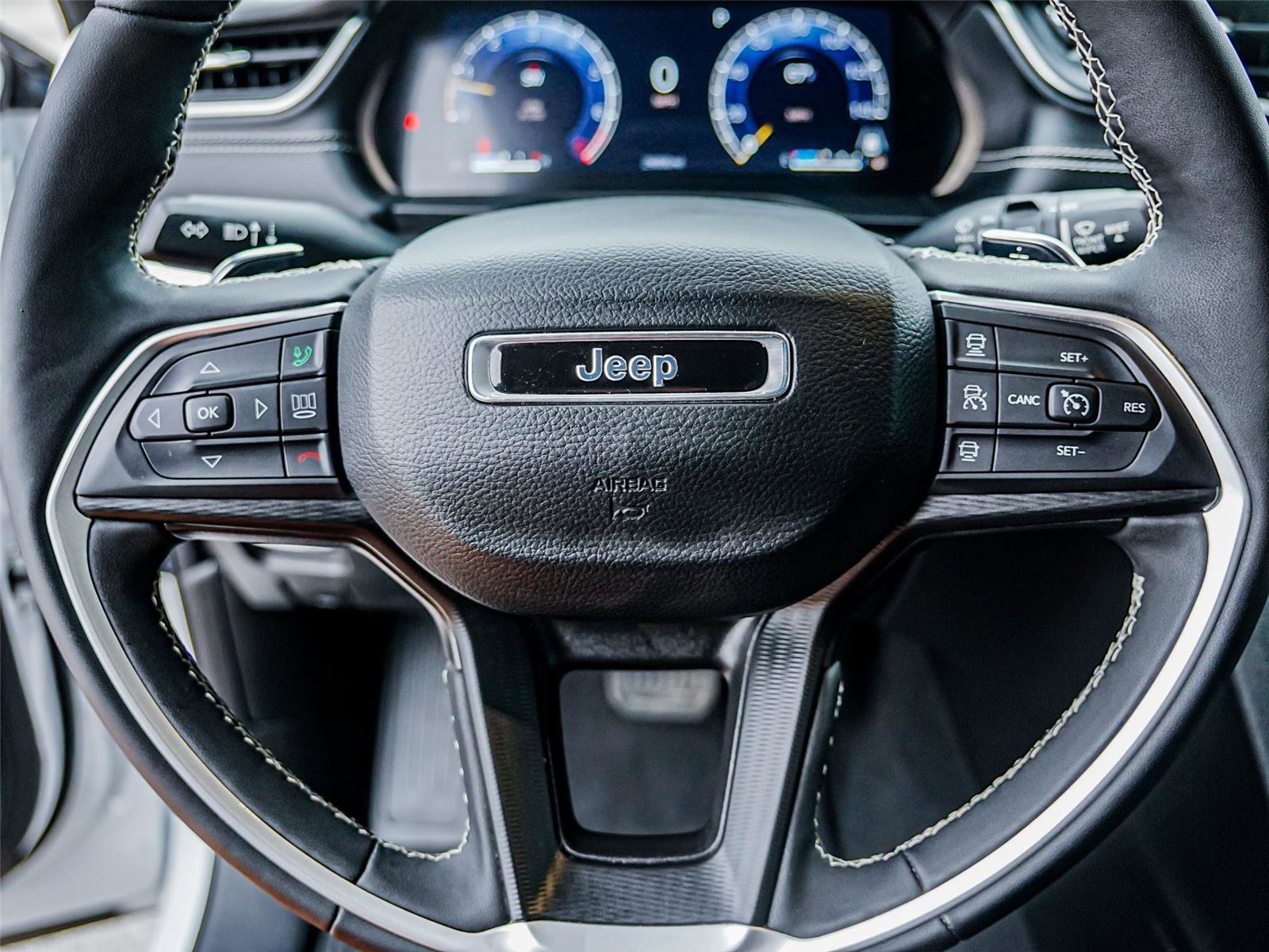 Used 2024 Jeep Grand Cherokee Altitude AWD/4WD image 12