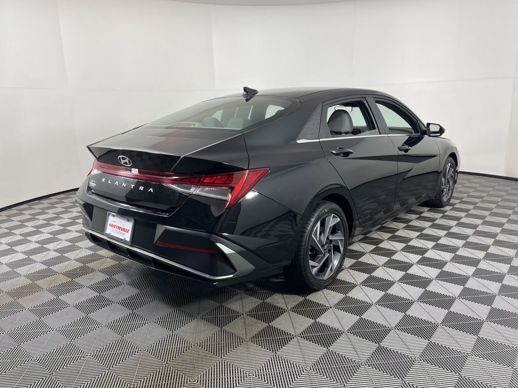 Used 2025 Hyundai Elantra SEL image 14