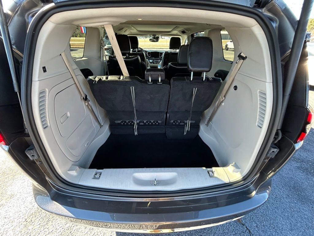 Used 2022 Chrysler Pacifica Limited w/ Uconnect Theater Family Group image 9