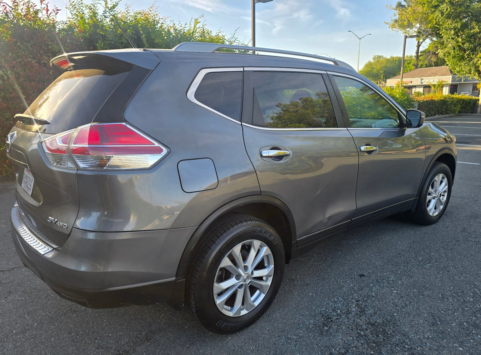 Used 2016 Nissan Rogue SV w/ SV Family Package AWD/4WD image 2