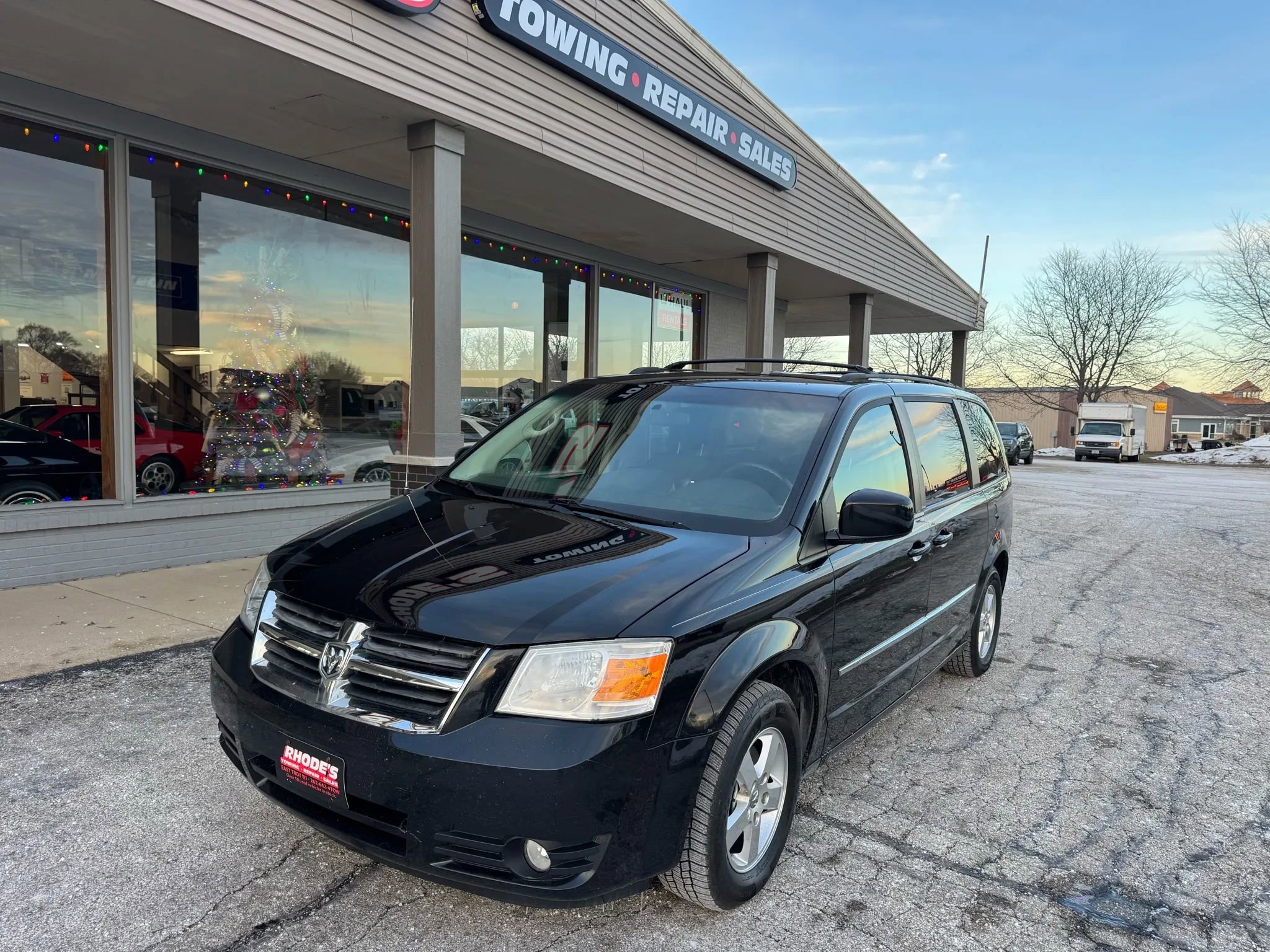 Used 2010 Dodge Grand Caravan SXT w/ Family Value Group FWD image 1