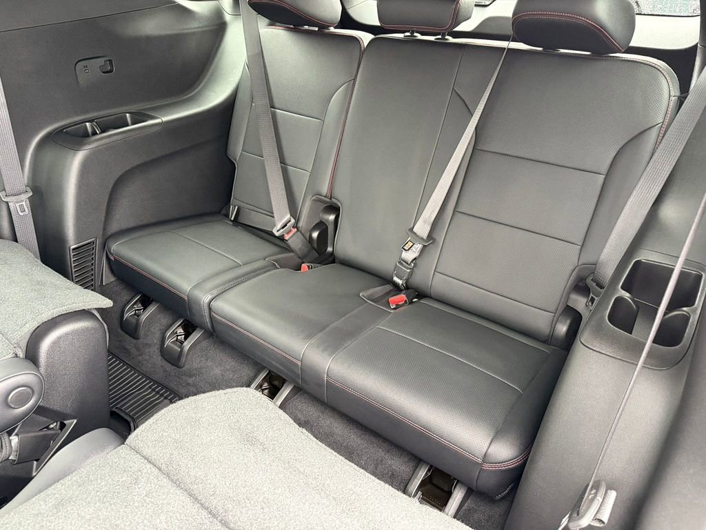 Used 2025 Chevrolet Traverse RS image 17