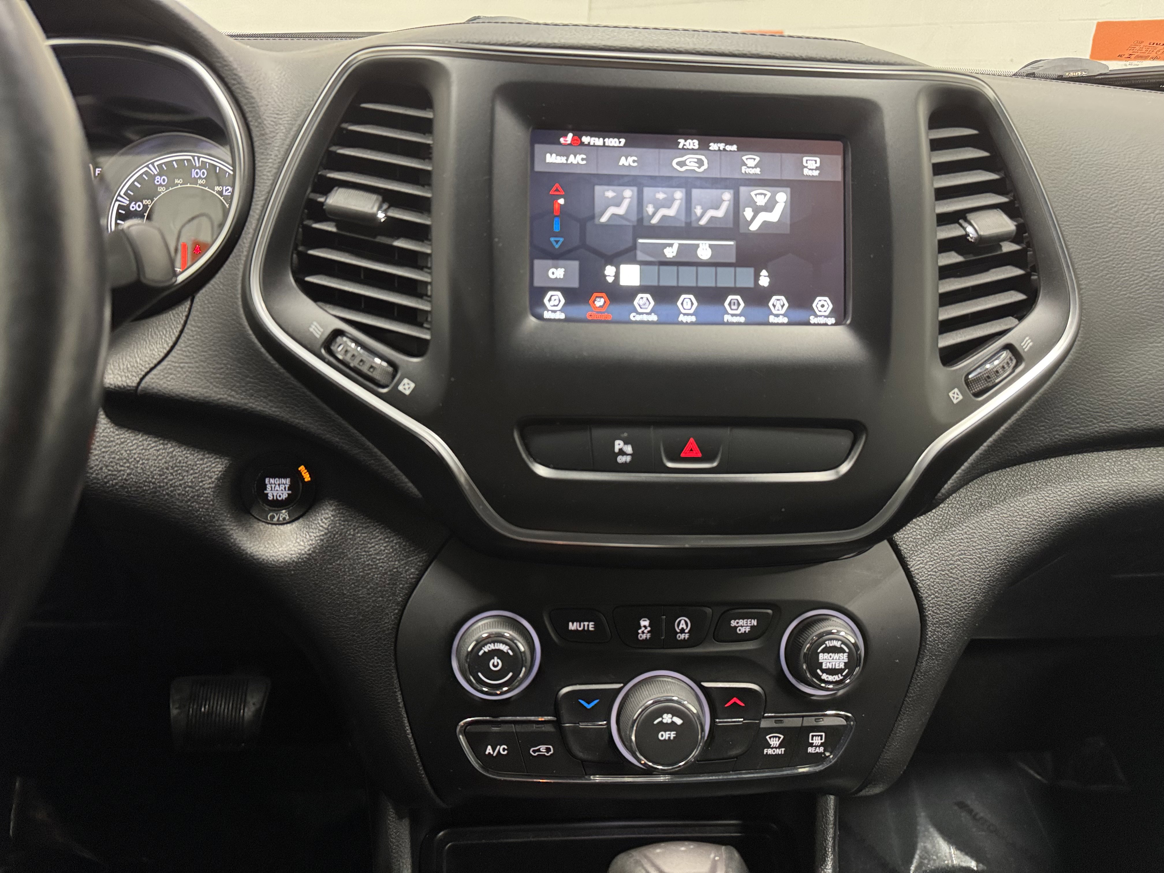 Used 2019 Jeep Cherokee Latitude Plus w/ Cold Weather Group image 28