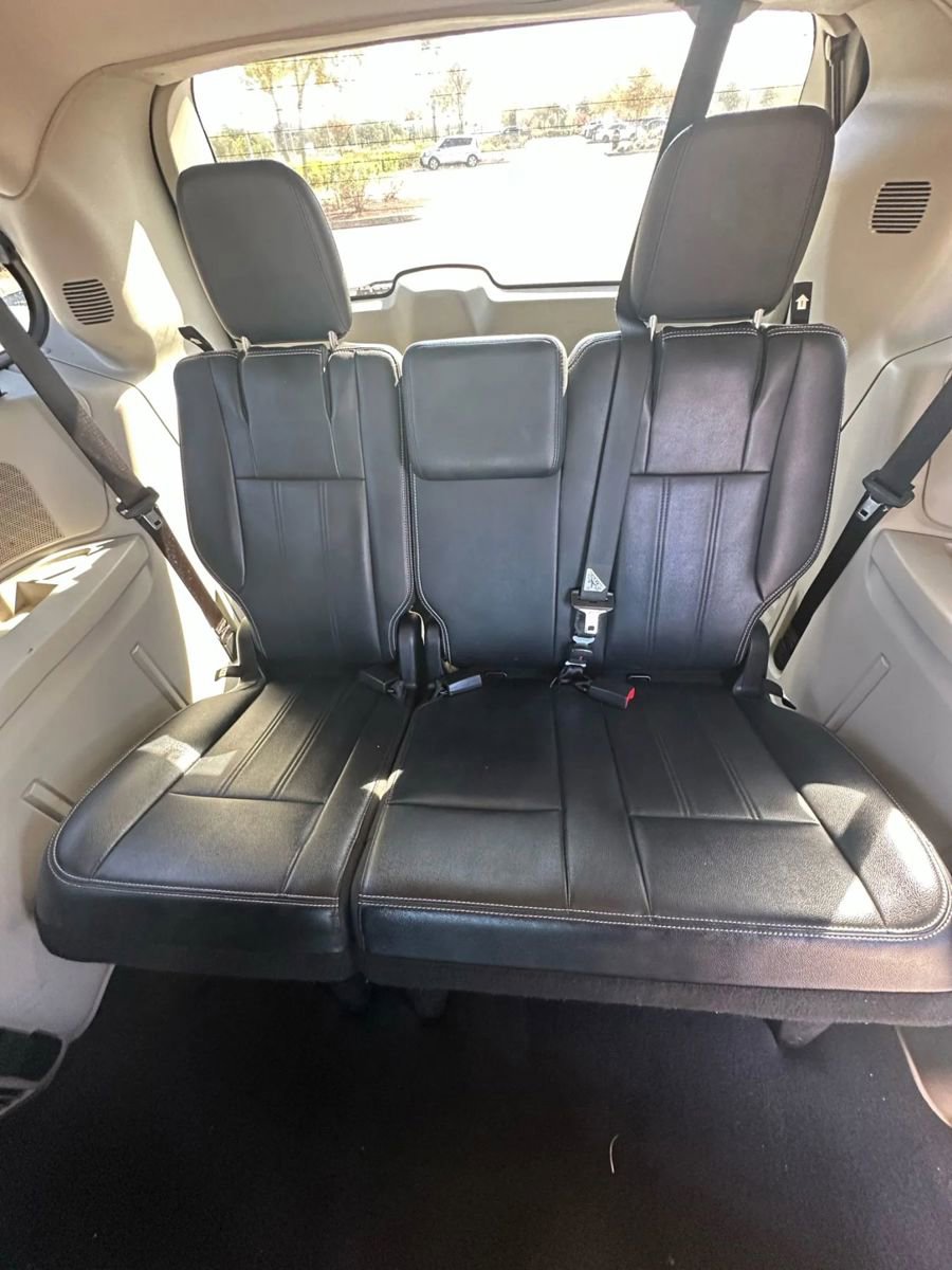 Used 2014 Chrysler Town & Country Touring image 11