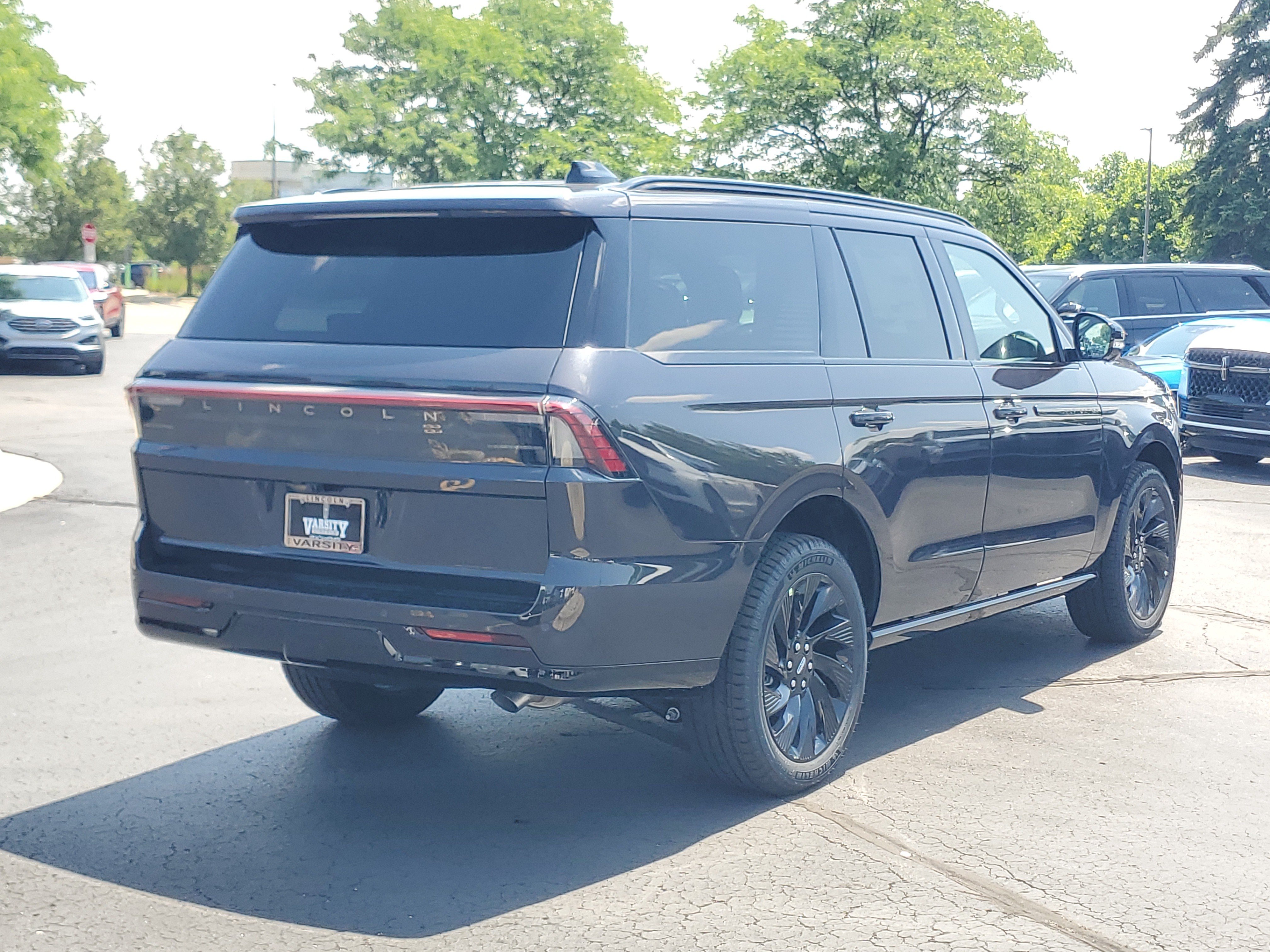 New 2027 Lincoln Navigator Reserve w/ Jet Appearance Package AWD/4WD image 4