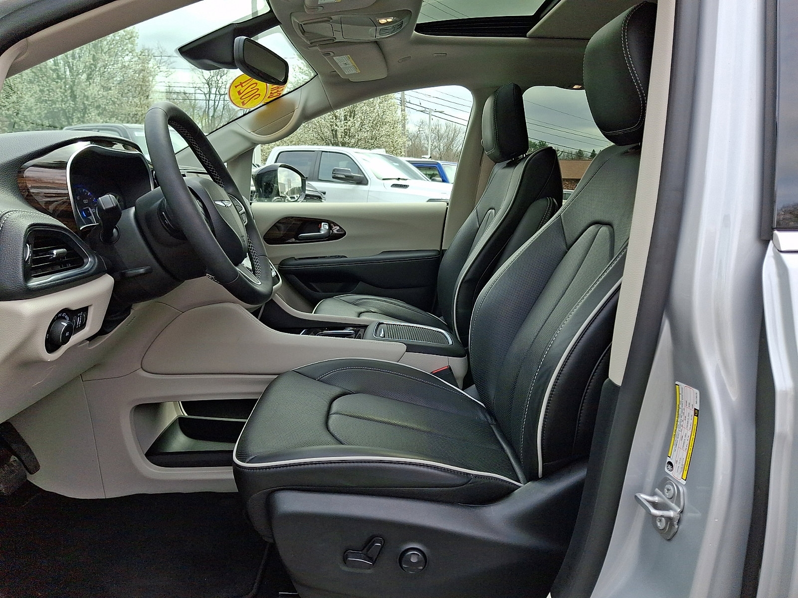 Used 2024 Chrysler Pacifica Limited image 12