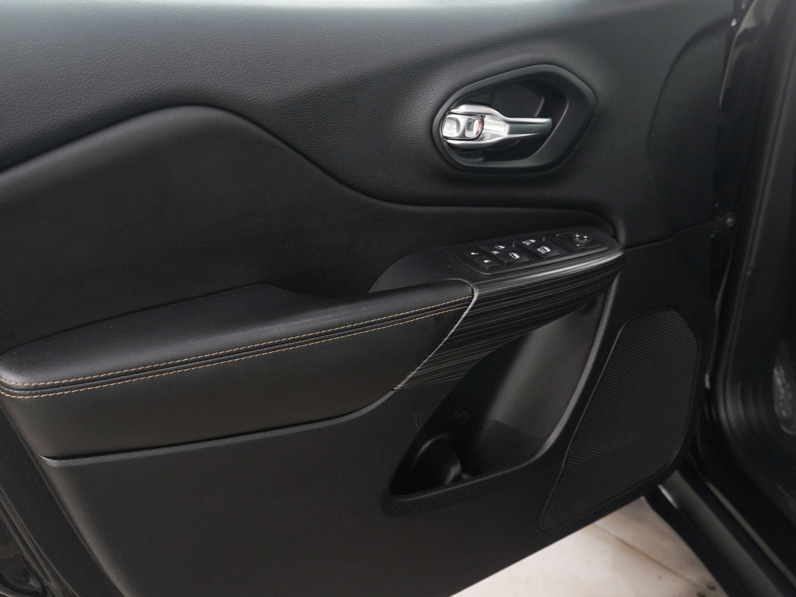 Used 2017 Jeep Cherokee Limited image 23