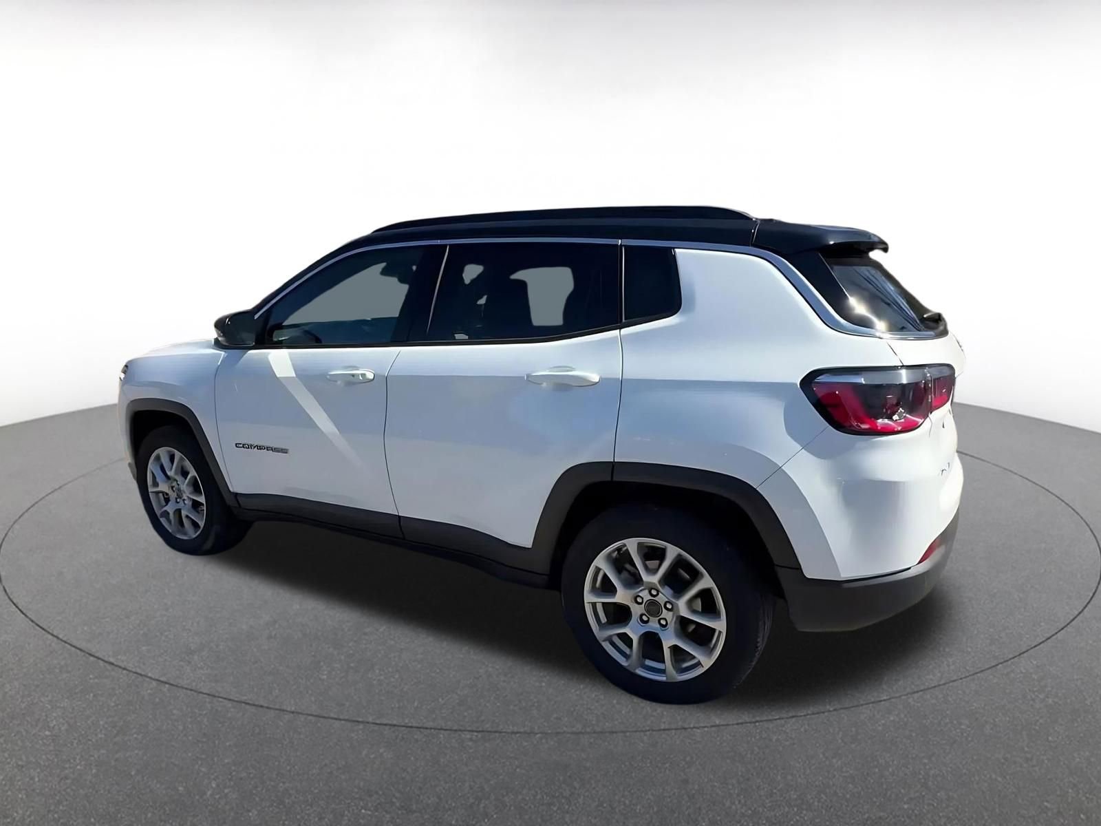 Used 2025 Jeep Compass Limited image 10