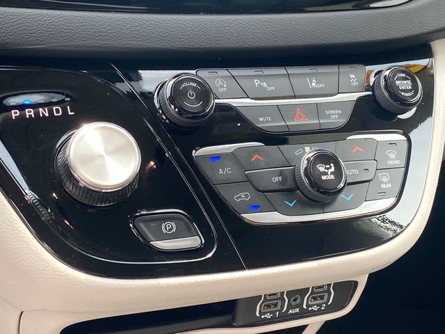 Used 2024 Chrysler Pacifica Touring-L FWD image 11