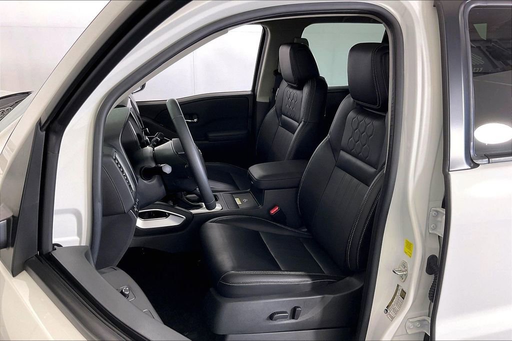 Used 2024 Nissan Frontier SL w/ Technology Package image 37