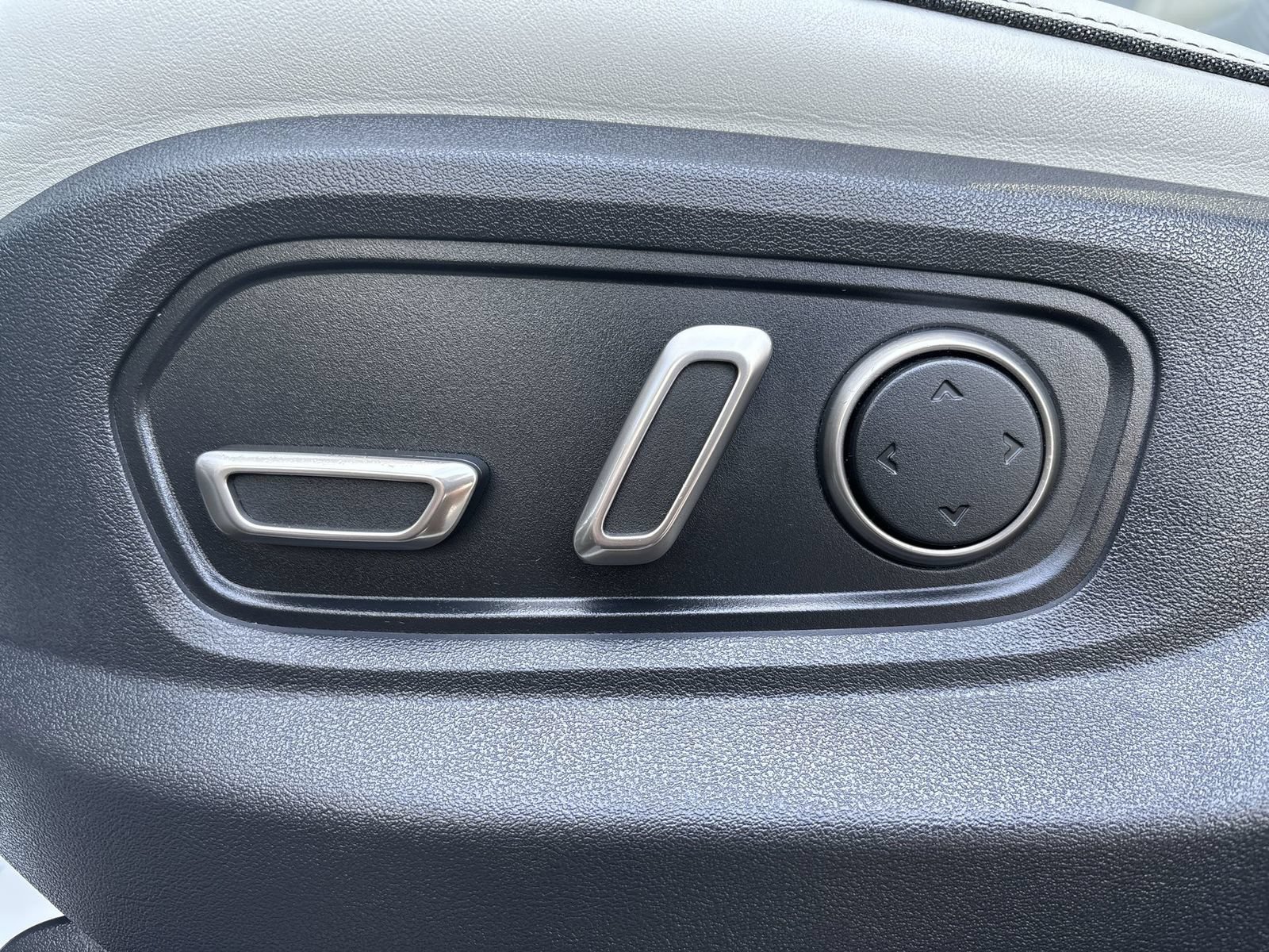 Used 2023 Rivian R1S Adventure AWD/4WD image 13