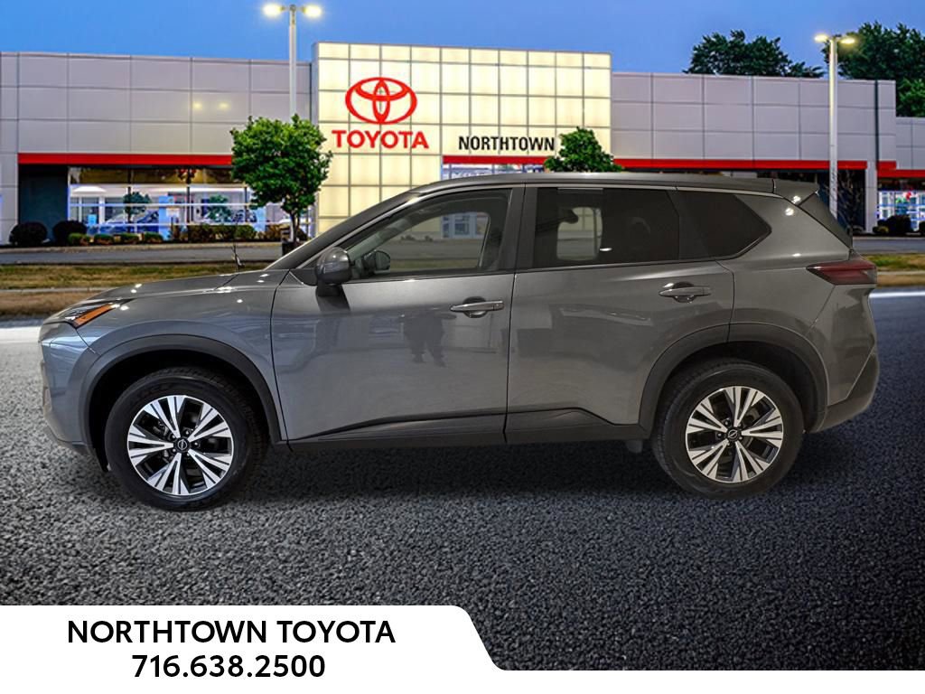 Used 2022 Nissan Rogue SV image 2