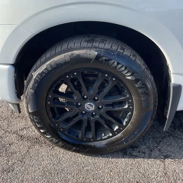 Used 2018 Nissan Titan SV w/ SV Convenience Package image 6