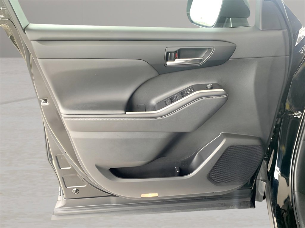 Used 2024 Toyota Highlander XLE image 11