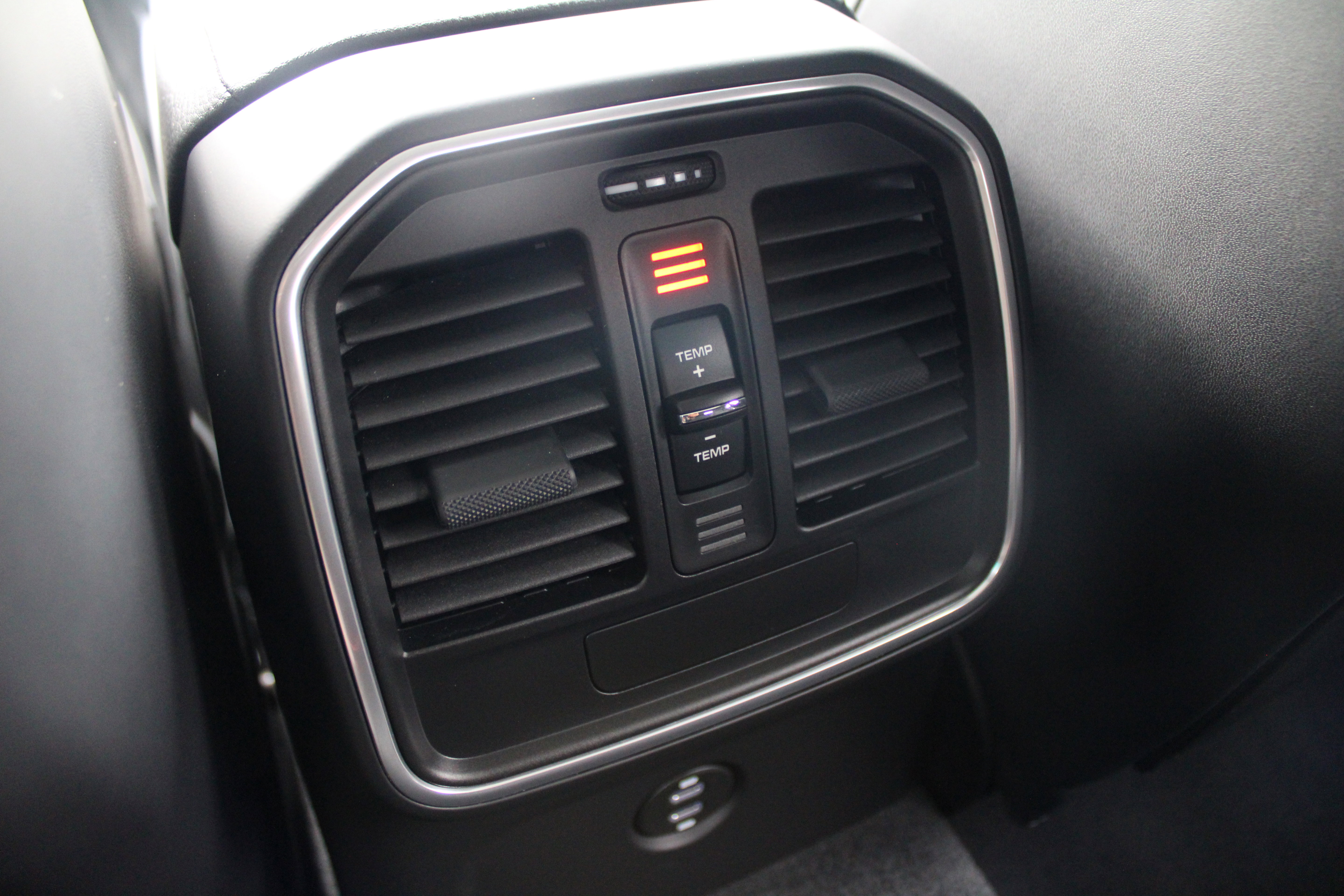 Certified 2026 Porsche Macan Turbo AWD/4WD image 31