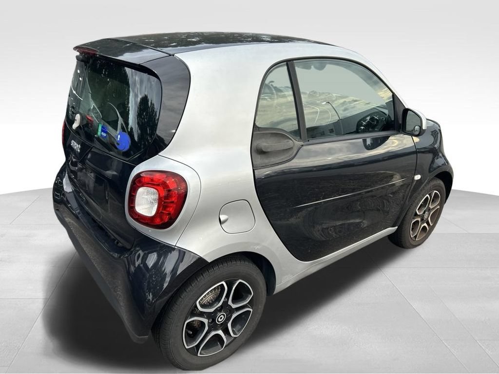 Used 2016 smart fortwo passion RWD image 4