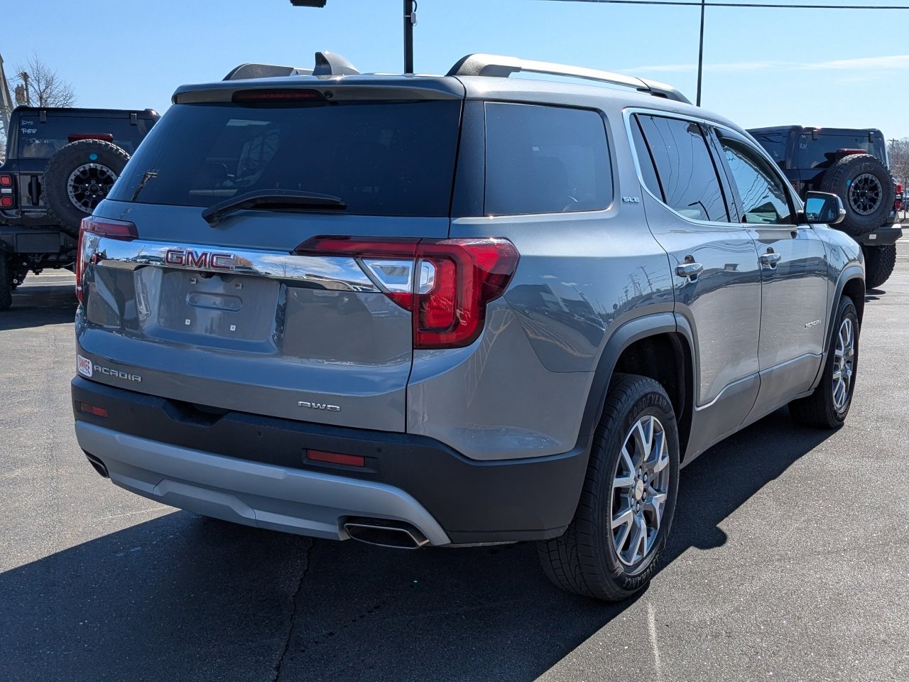 Used 2021 GMC Acadia SLE w/ Driver Convenience Package image 4