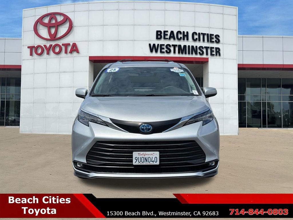 Used 2025 Toyota Sienna XLE w/ XLE Plus Package FWD image 4