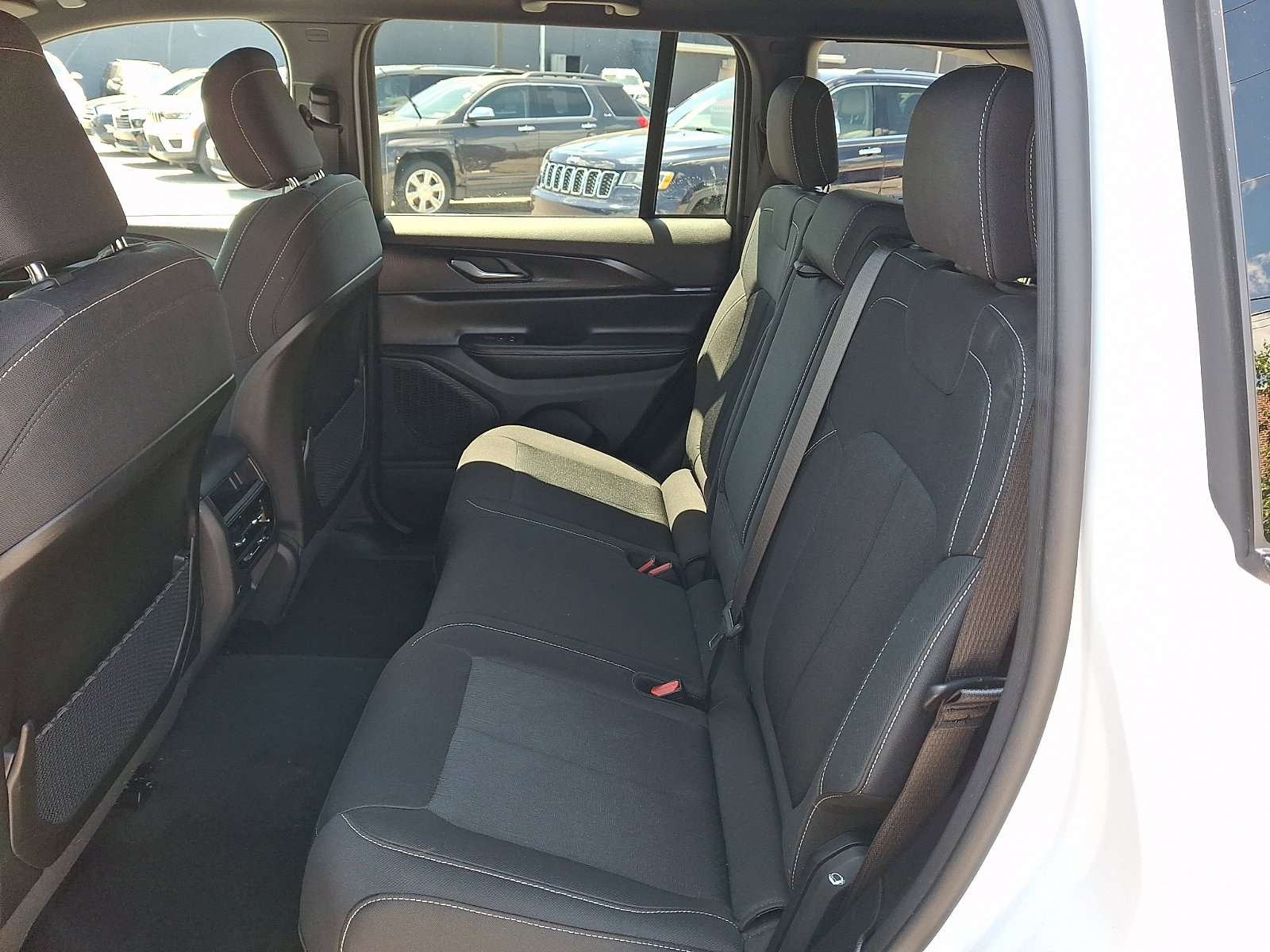 Used 2024 Jeep Grand Cherokee Laredo AWD/4WD image 10