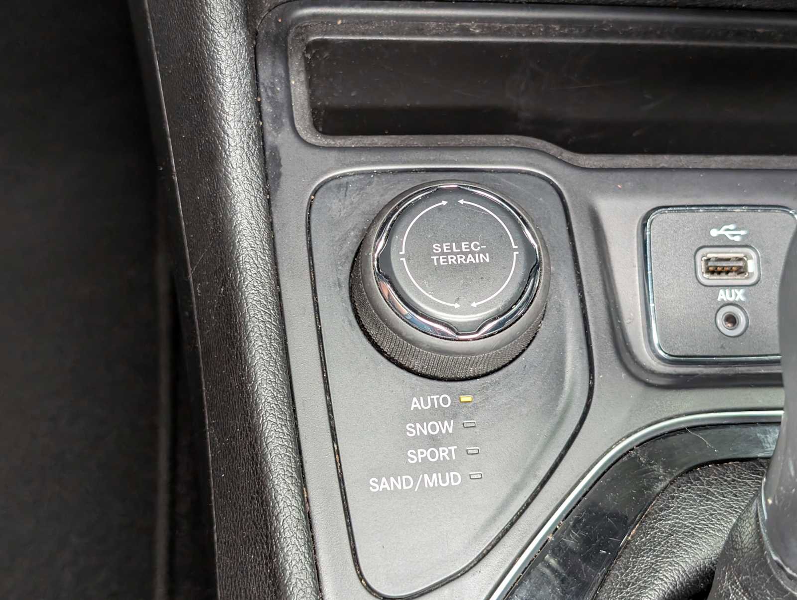 Used 2019 Jeep Cherokee Limited image 31