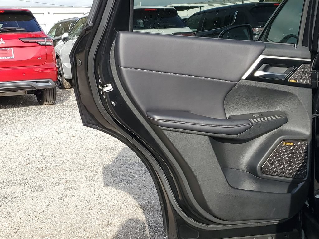 Used 2025 Mitsubishi Outlander SE FWD image 14