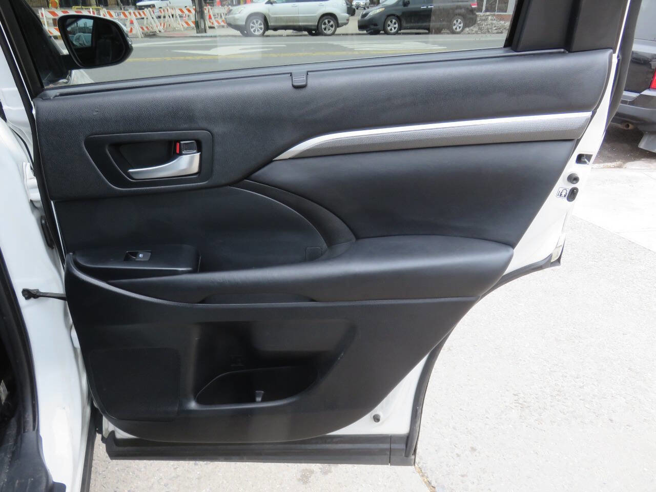 Used 2019 Toyota Highlander SE image 30