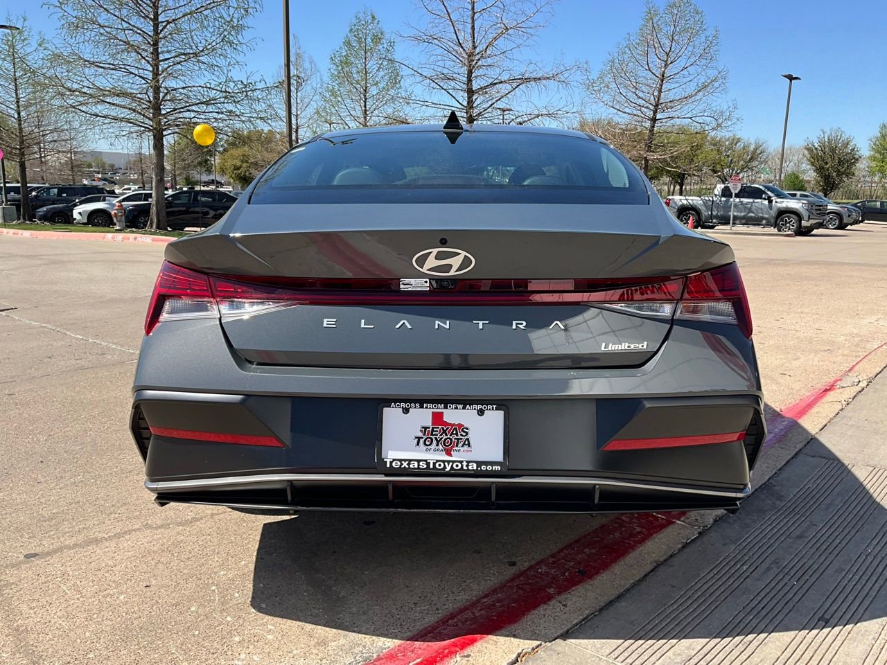 Used 2025 Hyundai Elantra Limited image 7