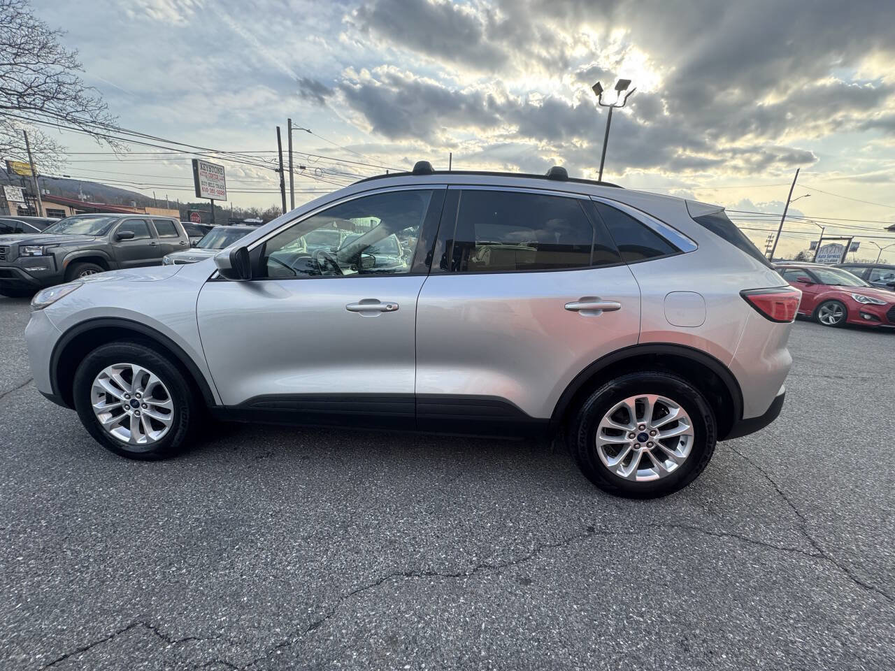 Used 2020 Ford Escape SE image 3