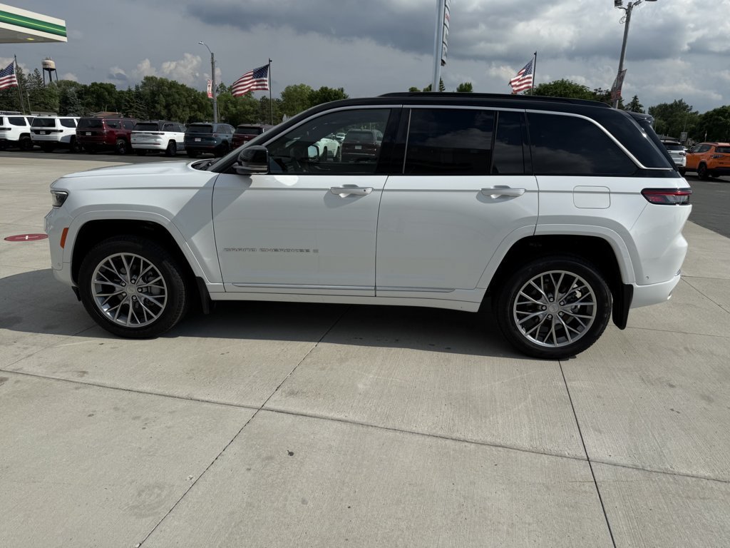 Used 2024 Jeep Grand Cherokee Summit w/ Luxury Tech Group V AWD/4WD image 5