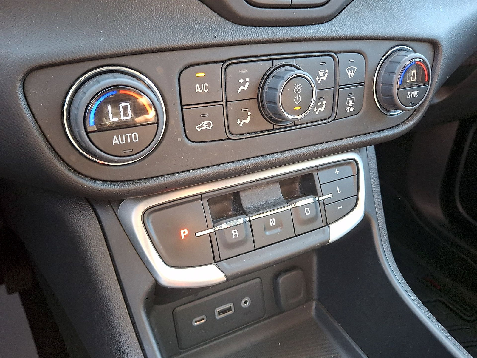 Used 2023 GMC Terrain SLE w/ Driver Convenience Package AWD/4WD image 12