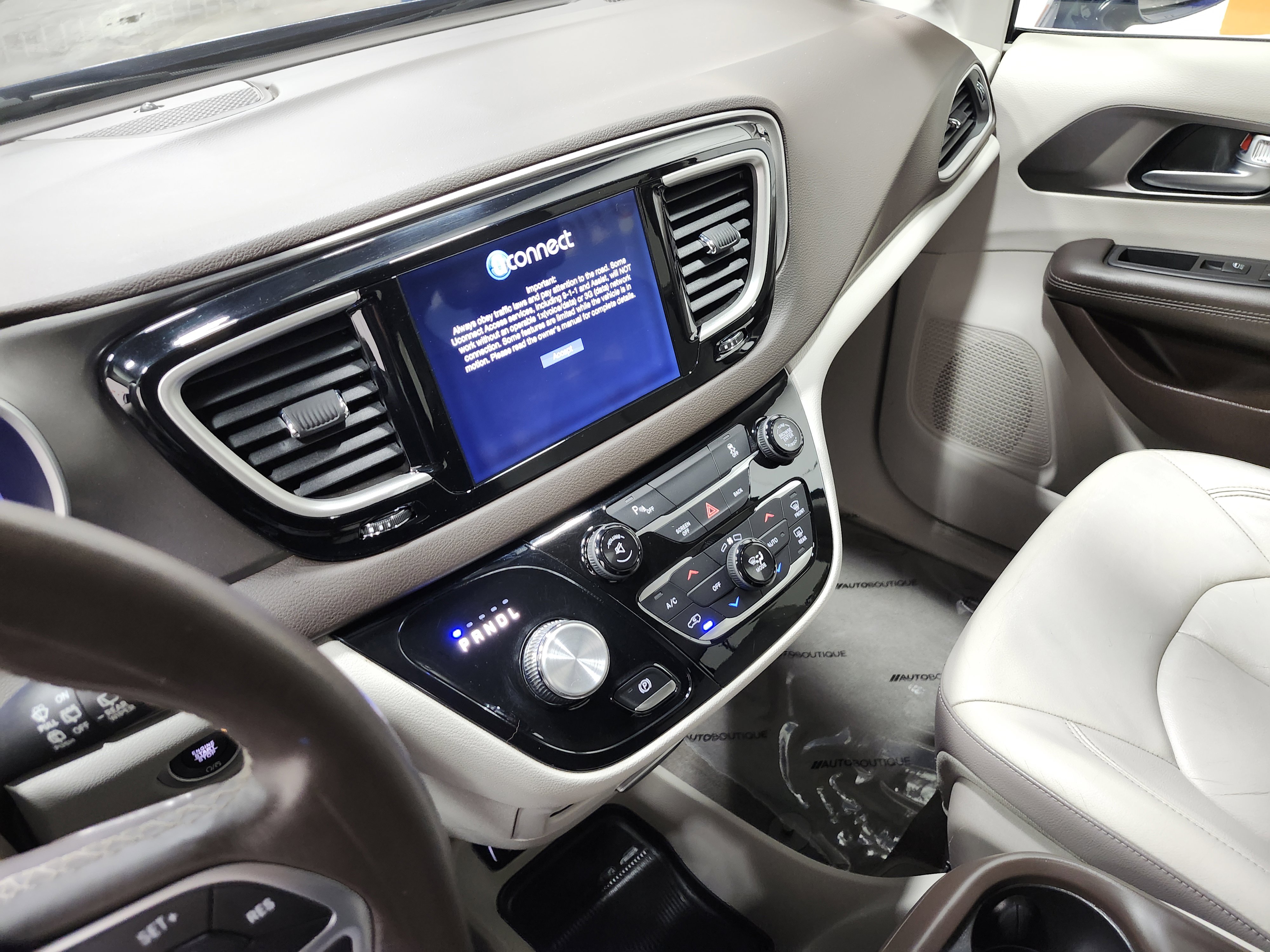 Used 2017 Chrysler Pacifica Touring-L w/ Tire & Wheel Group image 28