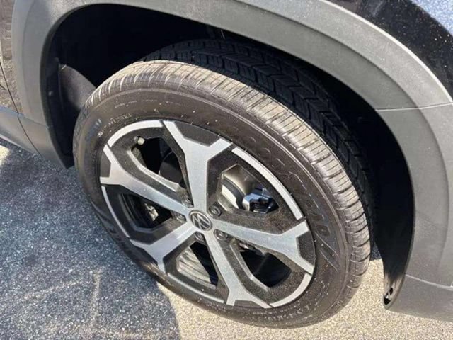 Used 2026 Volkswagen Taos SEL AWD/4WD image 25