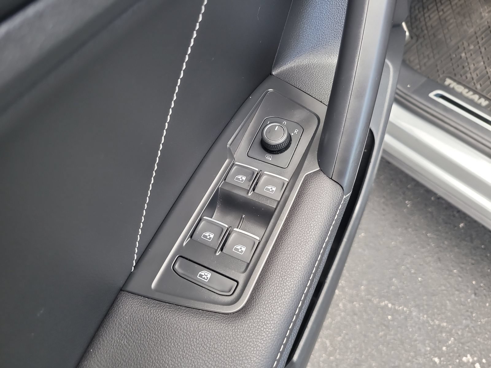 Used 2023 Volkswagen Tiguan SE R-Line FWD image 15