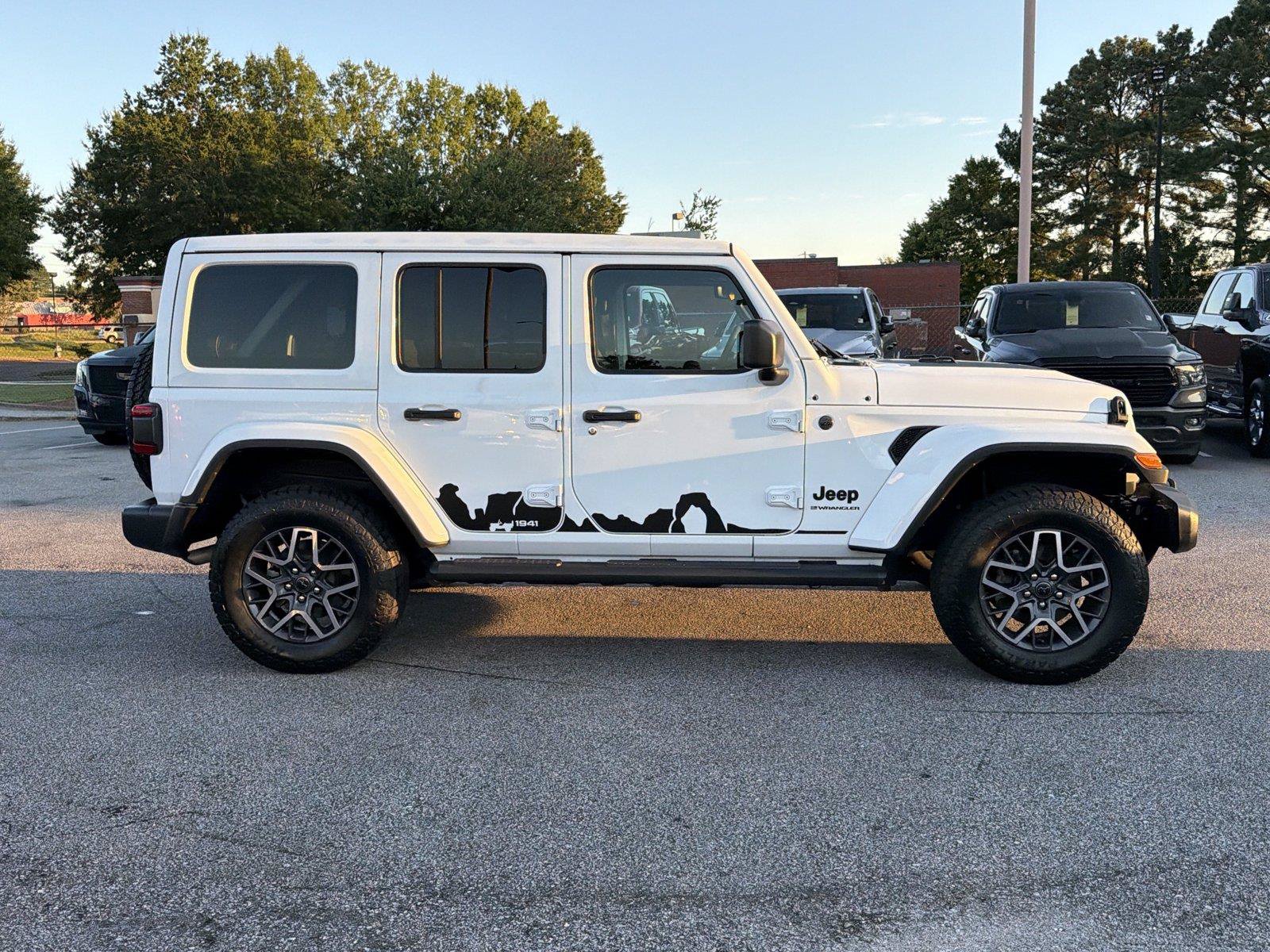 Used 2025 Jeep Wrangler Unlimited Sahara w/ Safety Group AWD/4WD image 4