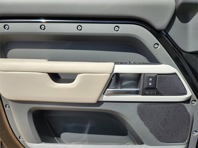 New 2024 Land Rover Defender 110 SE image 22