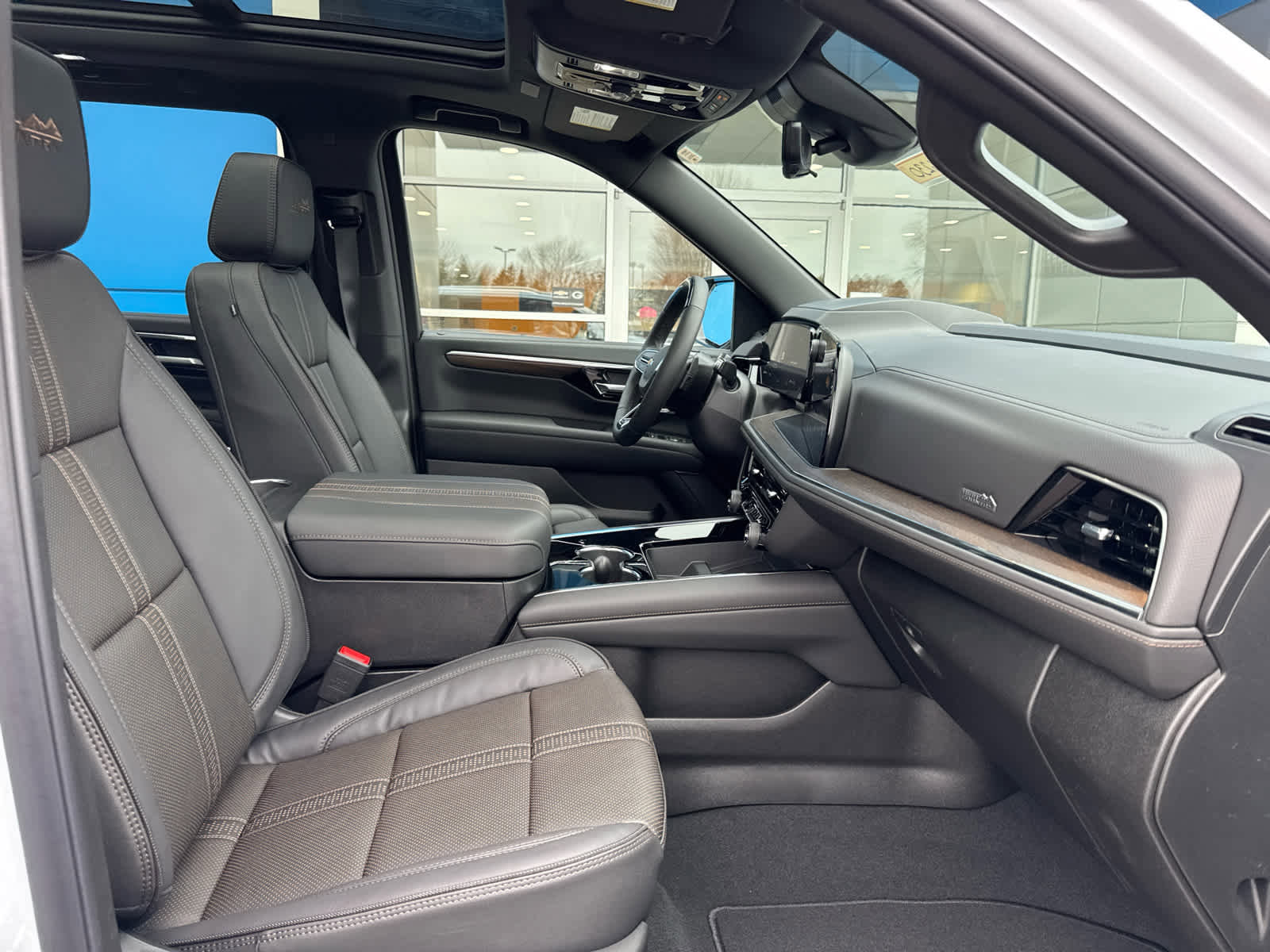 New 2026 Chevrolet Suburban High Country image 4