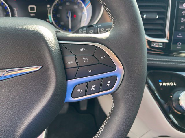 Used 2023 Chrysler Pacifica Touring-L AWD/4WD image 16