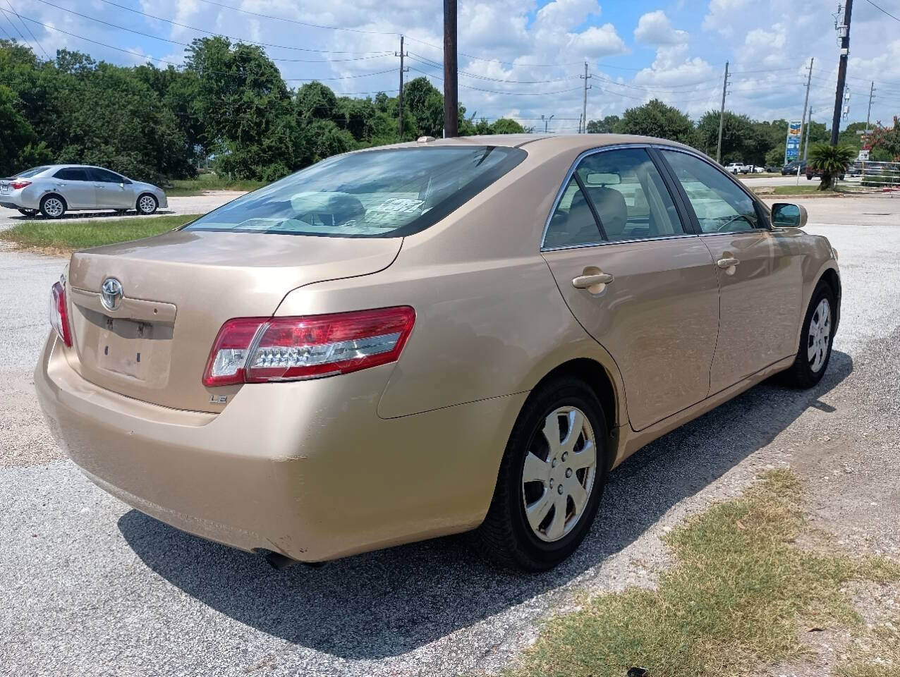 Used 2010 Toyota Camry LE FWD image 5